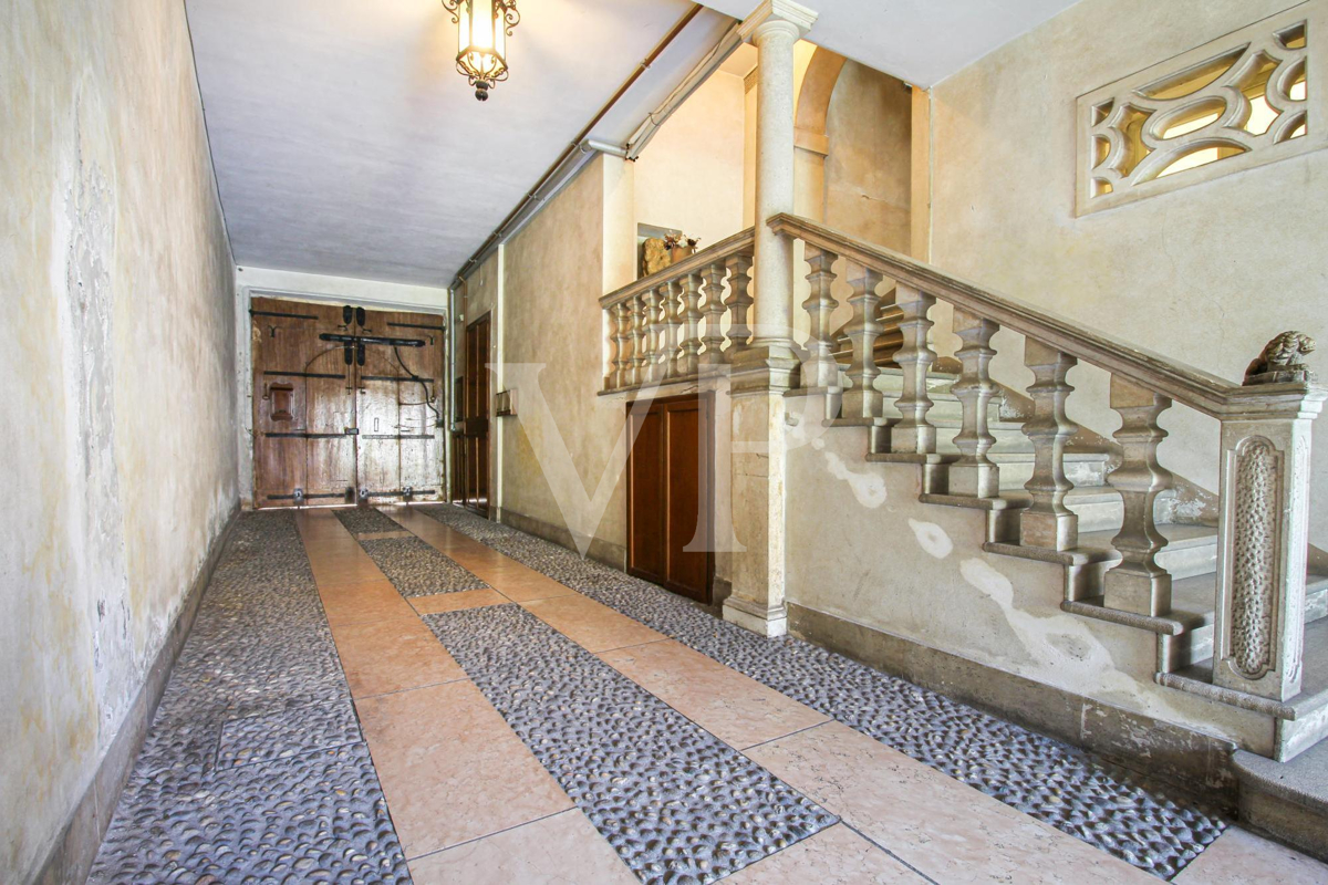 Amazing flat on the noble floor of an ancient building in city center