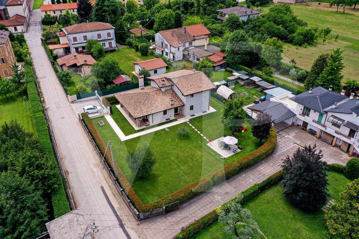 Moderne und elegante freistehende Villa