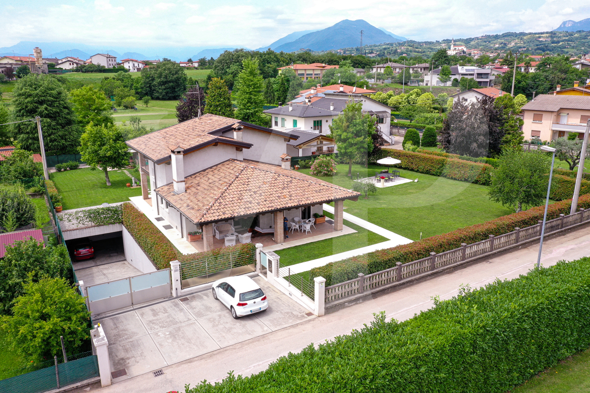 Moderna ed elegante villa singola