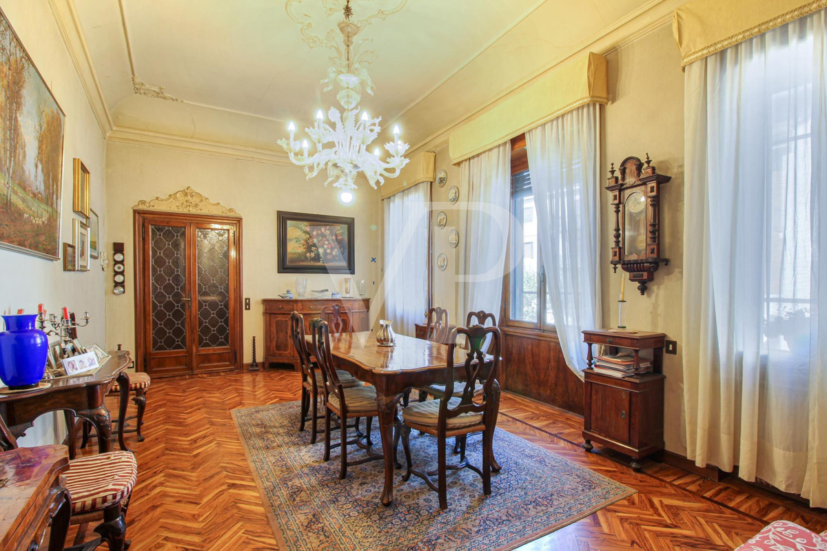 Amazing flat on the noble floor of an ancient building in city center