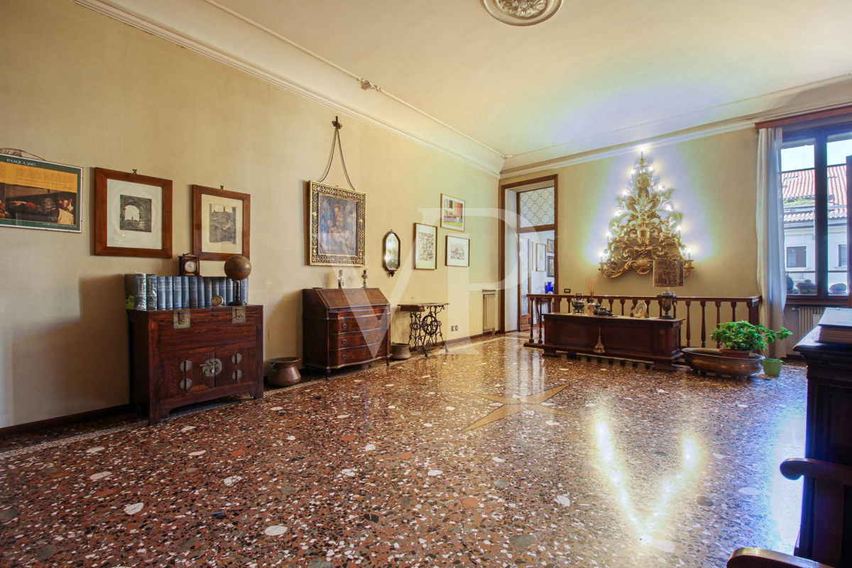 Amazing flat on the noble floor of an ancient building in city center