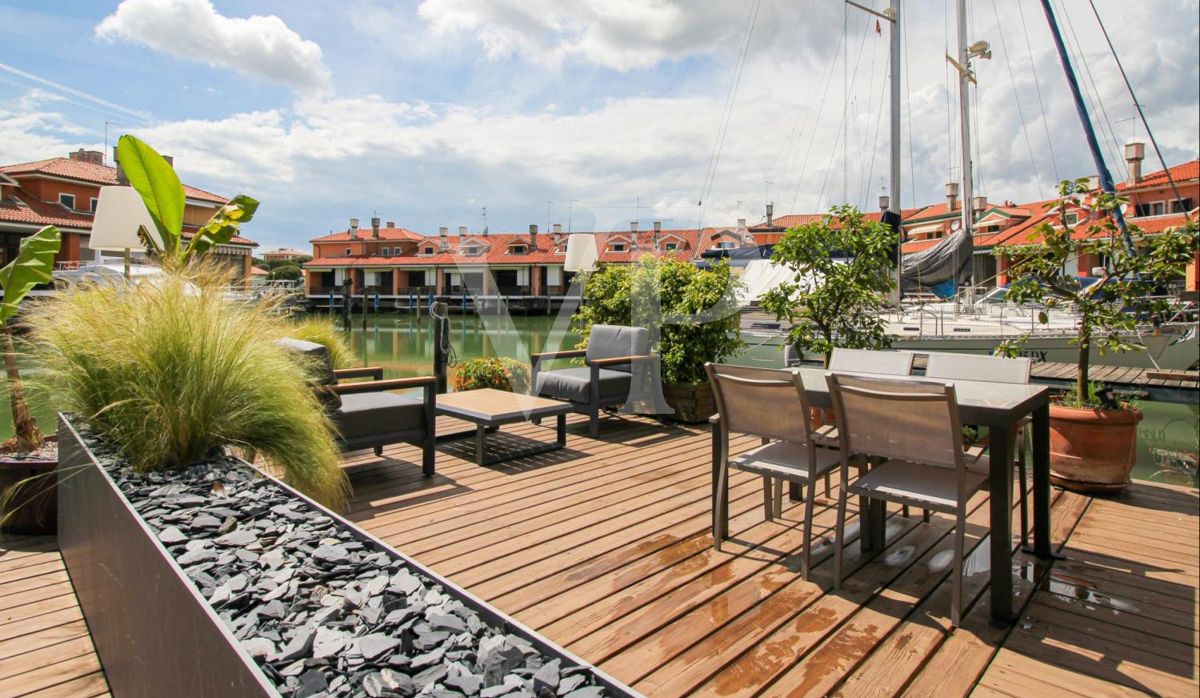 Deck sull'acqua