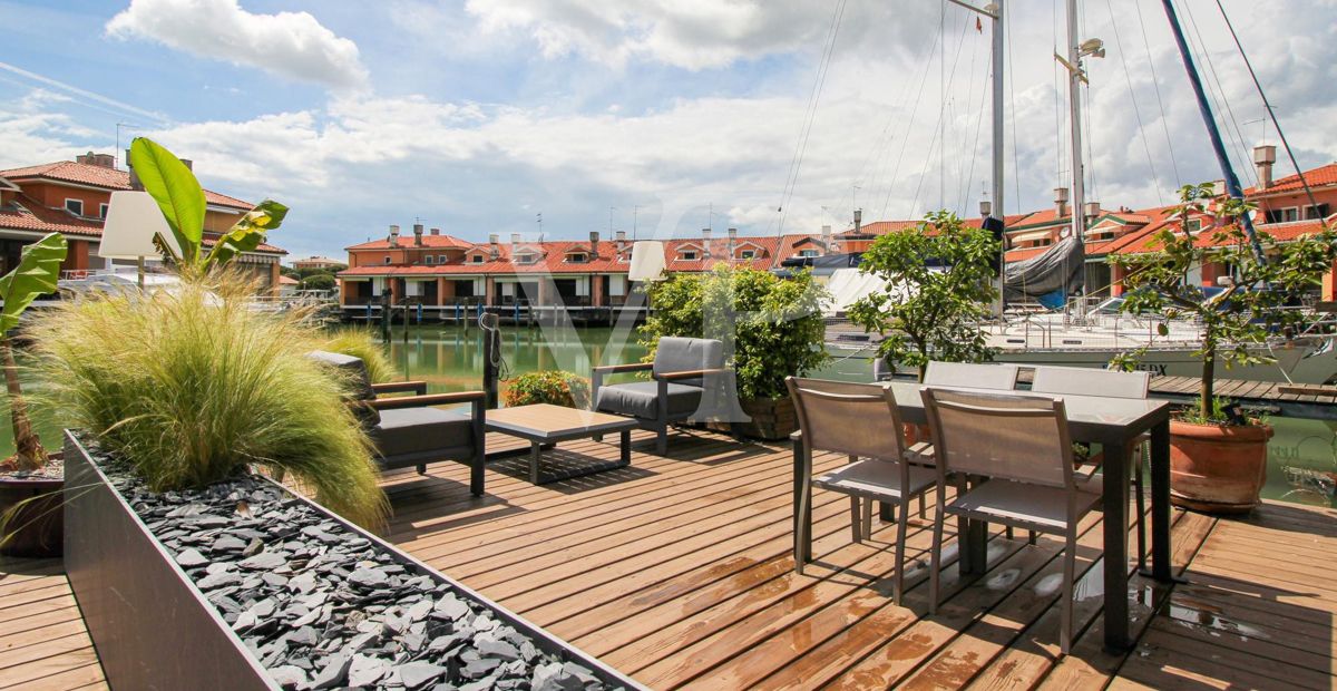 Deck sull'acqua
