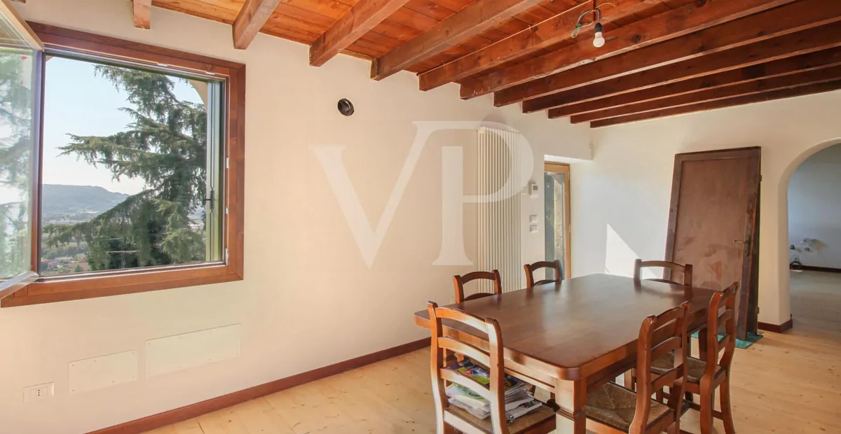 Charmantes historisches Haus mit Panoramablick auf die Creazzo-Hügel