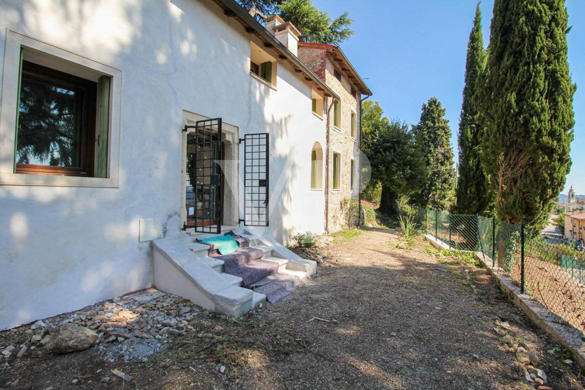 Charmantes historisches Haus mit Panoramablick auf die Creazzo-Hügel