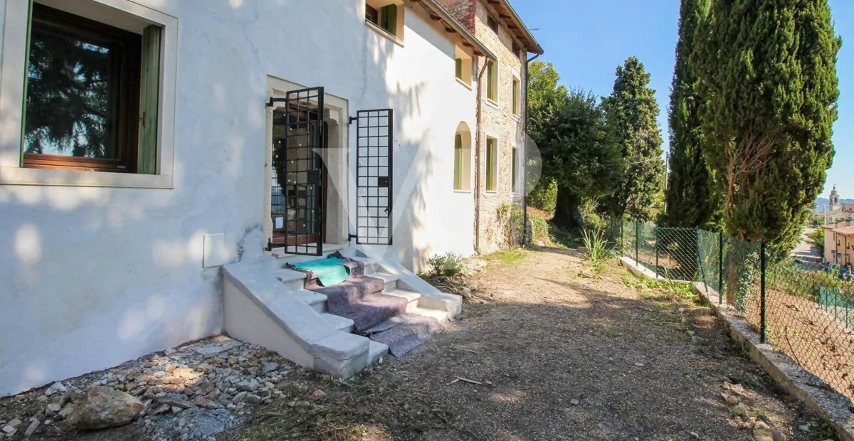 Charmantes historisches Haus mit Panoramablick auf die Creazzo-Hügel