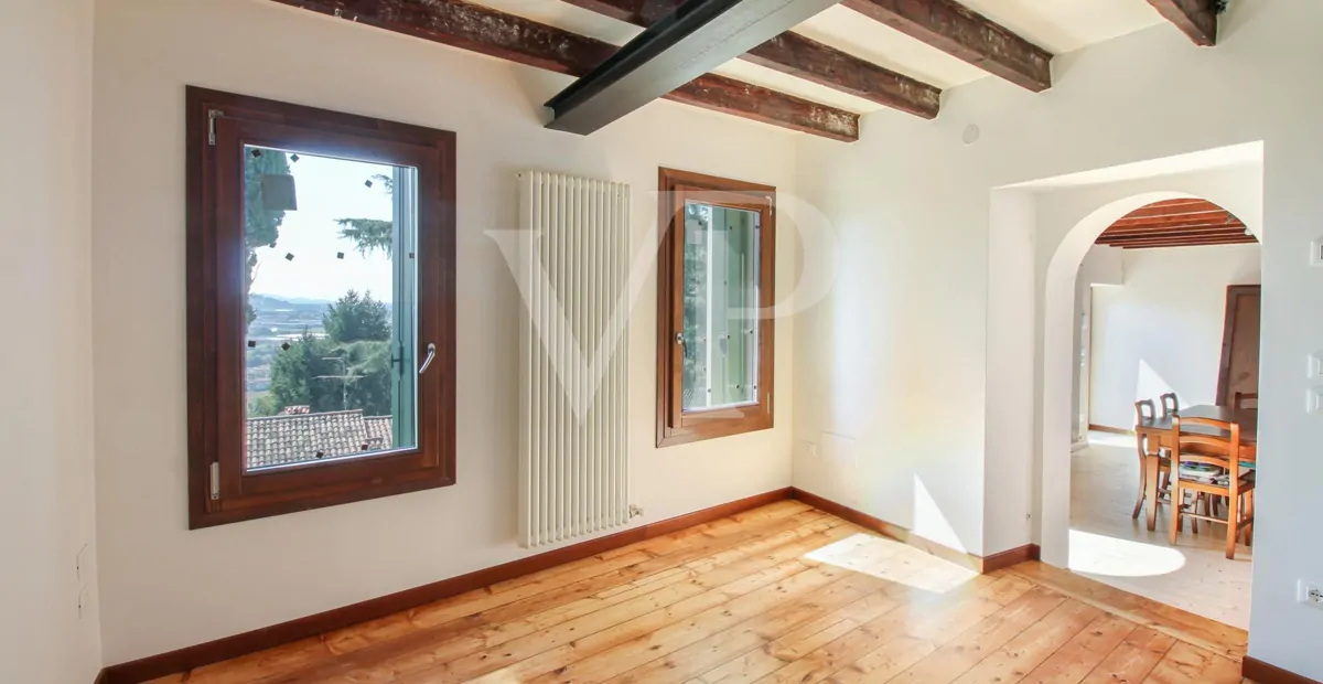 Charmantes historisches Haus mit Panoramablick auf die Creazzo-Hügel