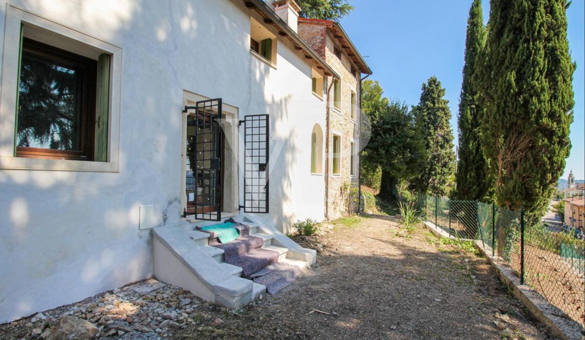 Charmantes historisches Haus mit Panoramablick auf die Creazzo-Hügel