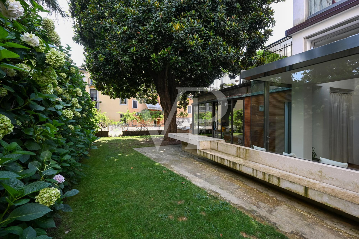 Eleganza e comfort nel cuore di Vicenza: residenza esclusiva con giardino privato