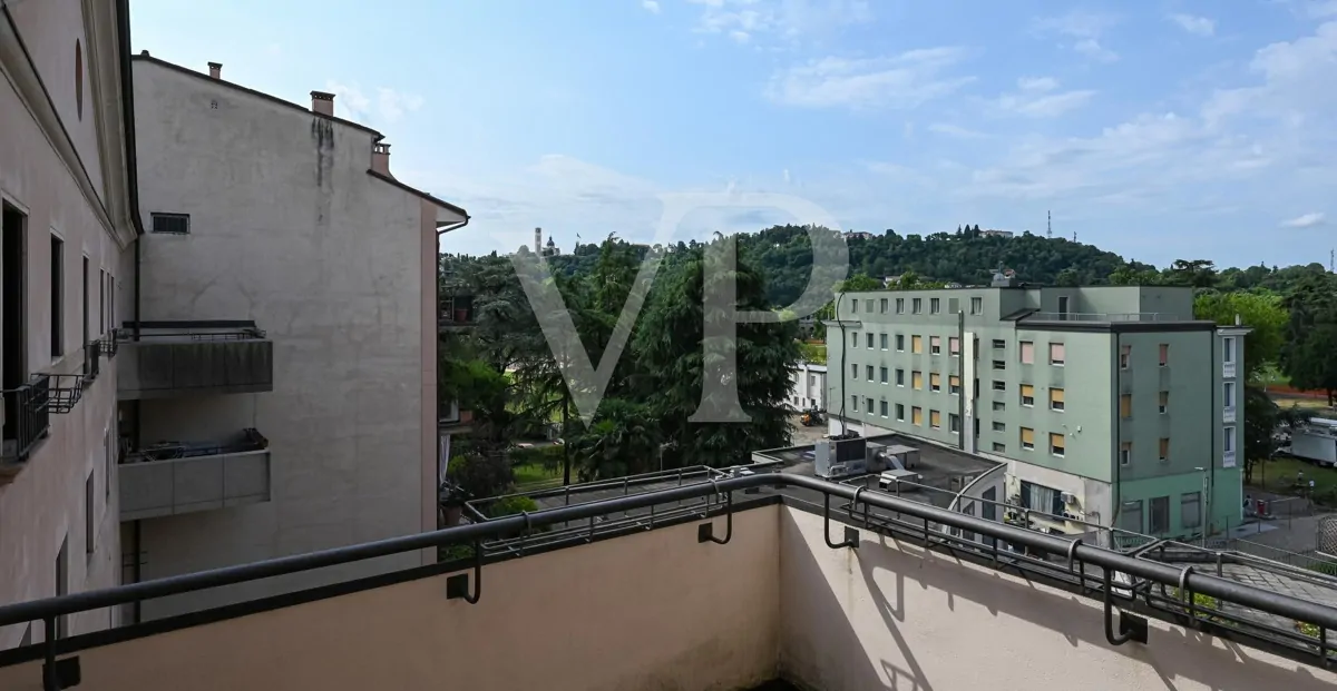 Refinamiento y confort en el centro de Vicenza:
Ático con Potencial de Lujo