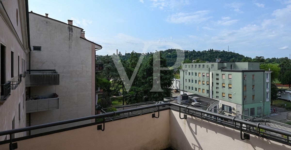 Refinement and Comfort in the Center of Vicenza:
Penthouse with Luxury Potential