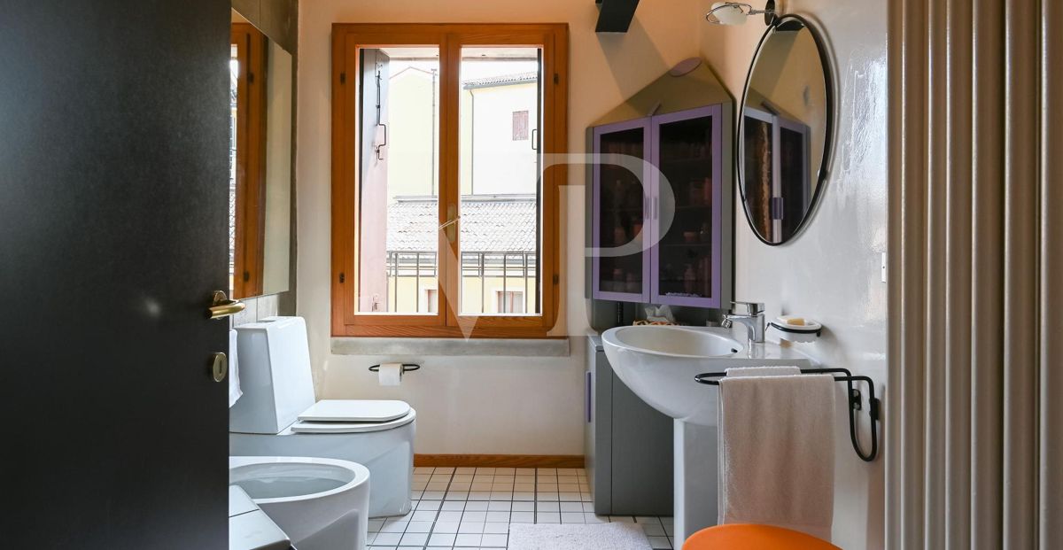 Refinement and Comfort in the Center of Vicenza:
Penthouse with Luxury Potential