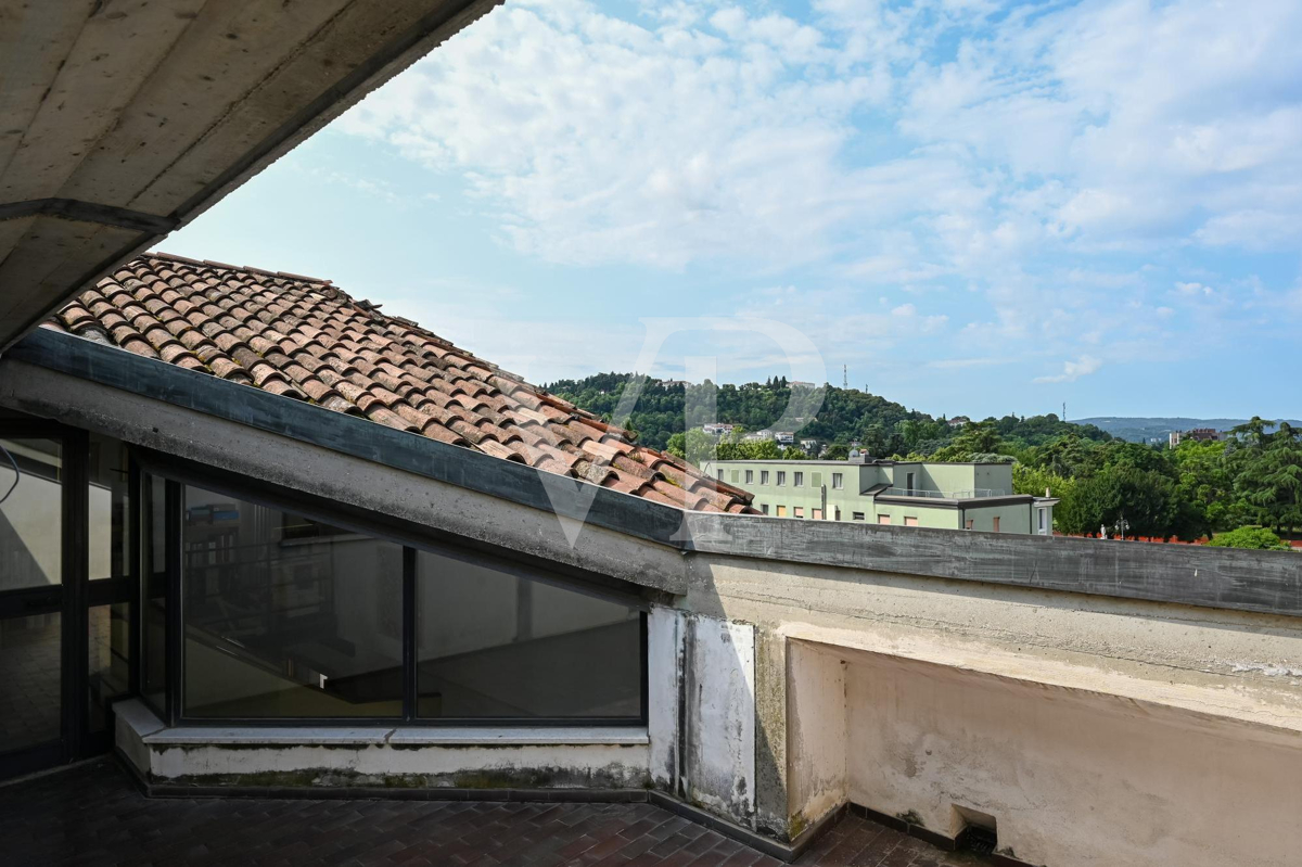 Raffinement et confort dans le centre de Vicenza :
Penthouse avec potentiel de luxe