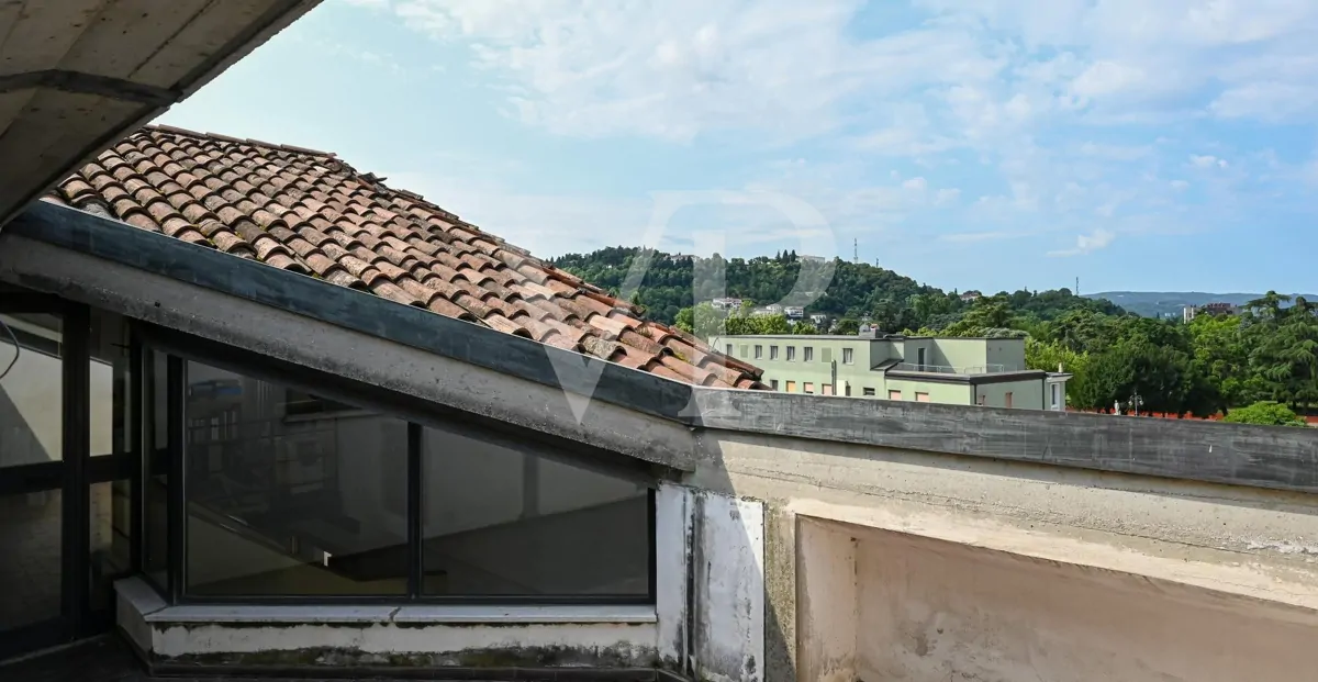 Refinamiento y confort en el centro de Vicenza:
Ático con Potencial de Lujo