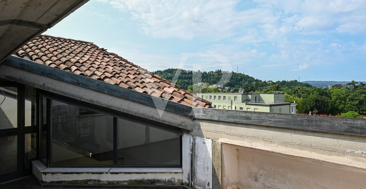 Refinement and Comfort in the Center of Vicenza:
Penthouse with Luxury Potential
