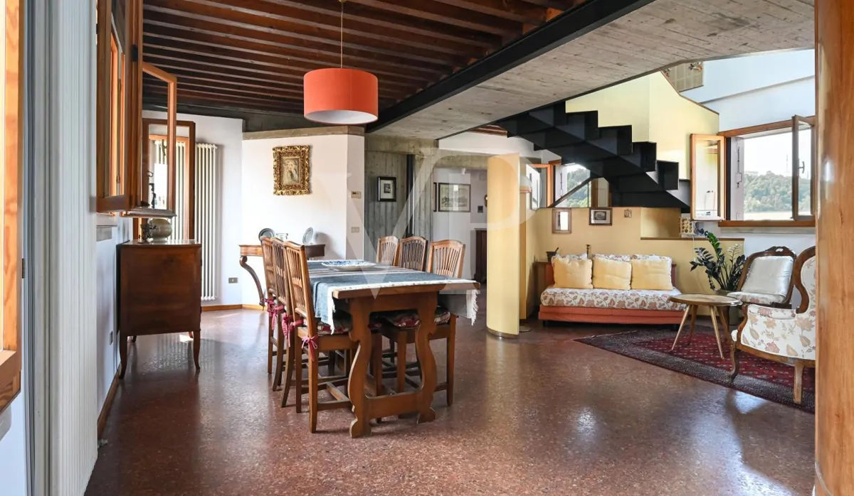 Refinamiento y confort en el centro de Vicenza:
Ático con Potencial de Lujo