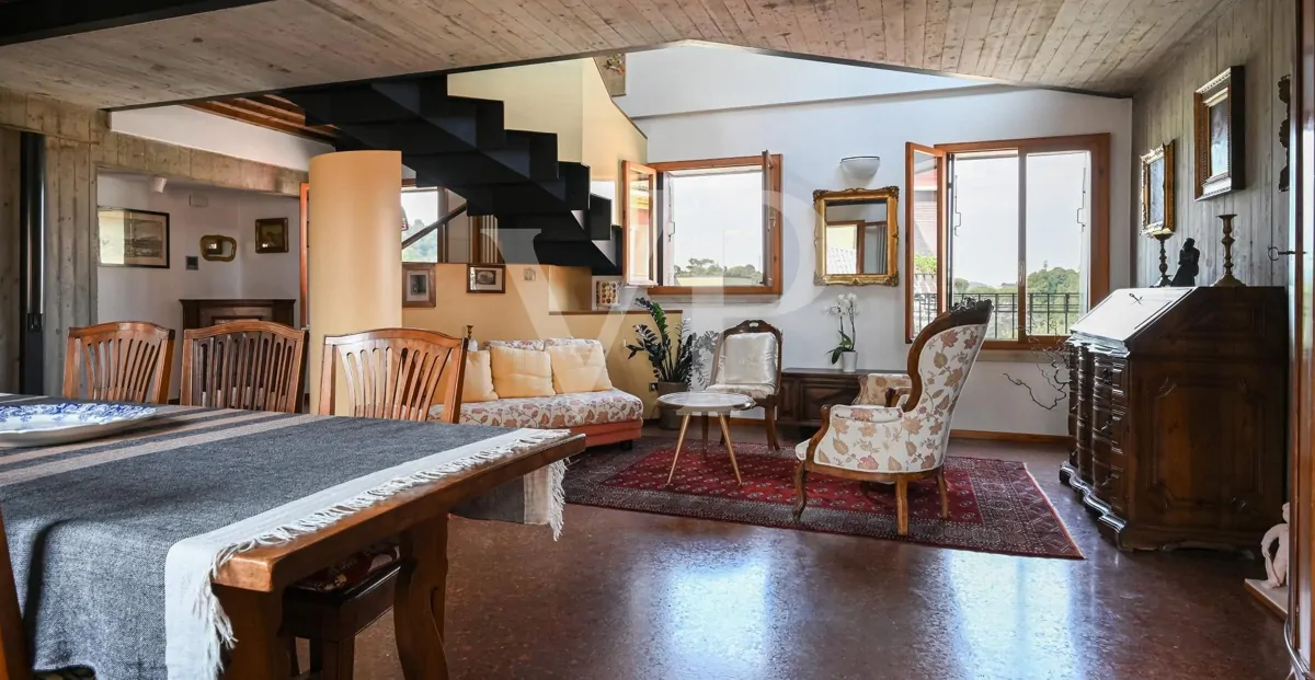 Refinamiento y confort en el centro de Vicenza:
Ático con Potencial de Lujo