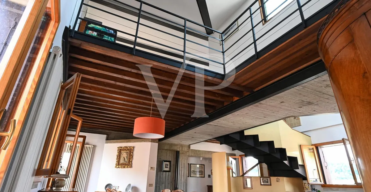 Refinamiento y confort en el centro de Vicenza:
Ático con Potencial de Lujo