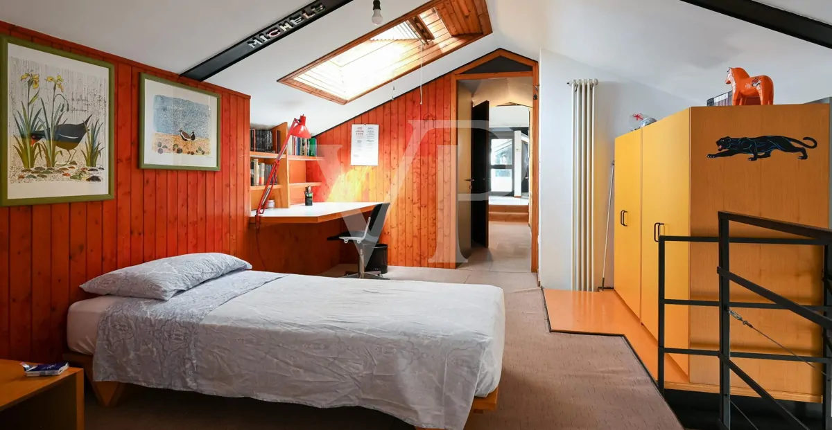 Refinamiento y confort en el centro de Vicenza:
Ático con Potencial de Lujo