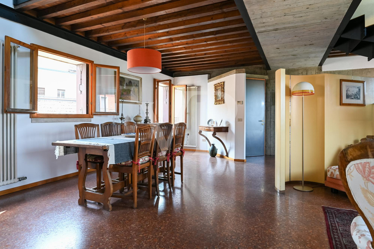 Refinement and Comfort in the Center of Vicenza:
Penthouse with Luxury Potential