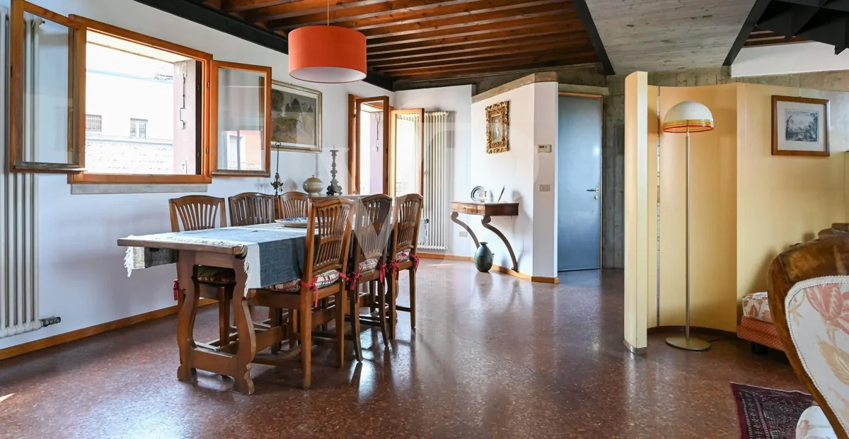 Refinamiento y confort en el centro de Vicenza:
Ático con Potencial de Lujo