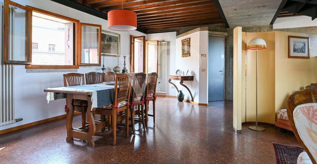 Refinement and Comfort in the Center of Vicenza:
Penthouse with Luxury Potential