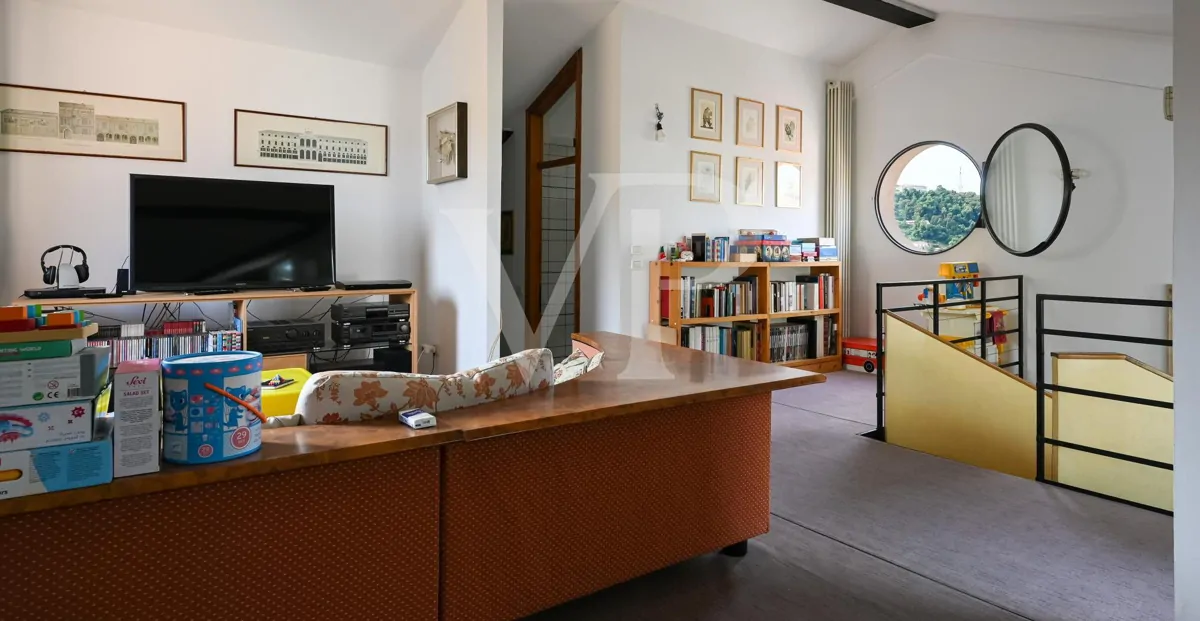 Refinamiento y confort en el centro de Vicenza:
Ático con Potencial de Lujo