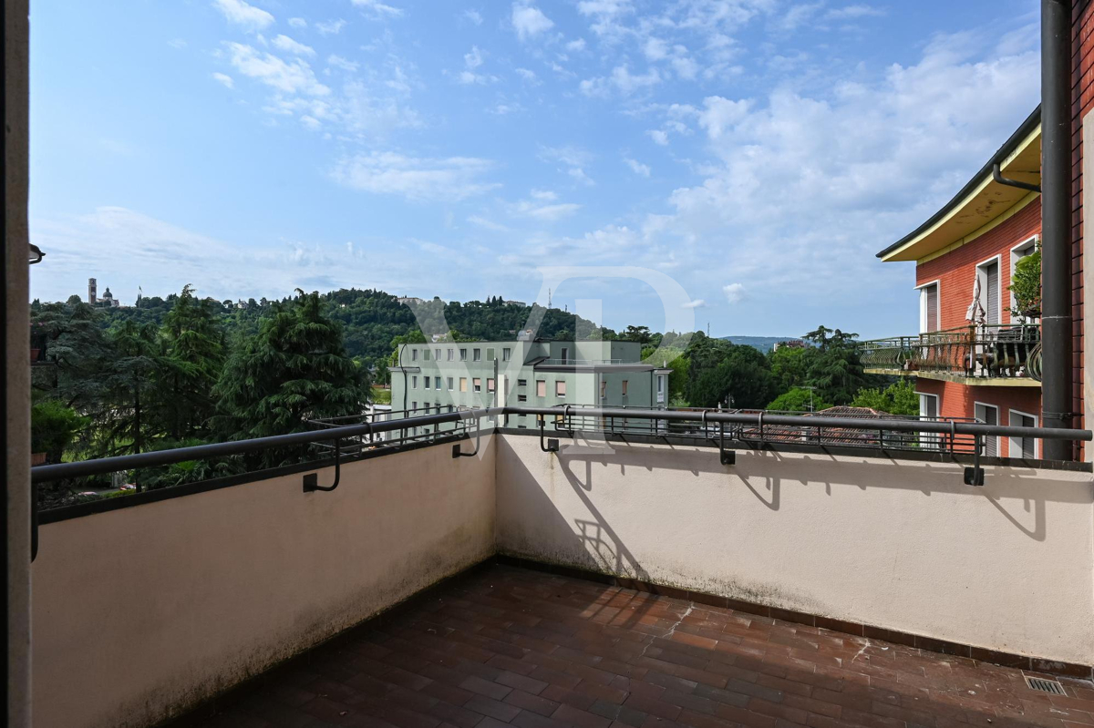 Raffinesse und Komfort im Zentrum von Vicenza:
Penthouse mit Luxuspotenzial