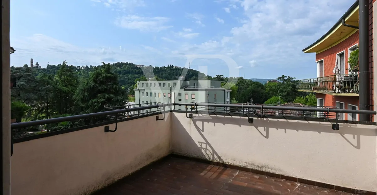 Refinamiento y confort en el centro de Vicenza:
Ático con Potencial de Lujo