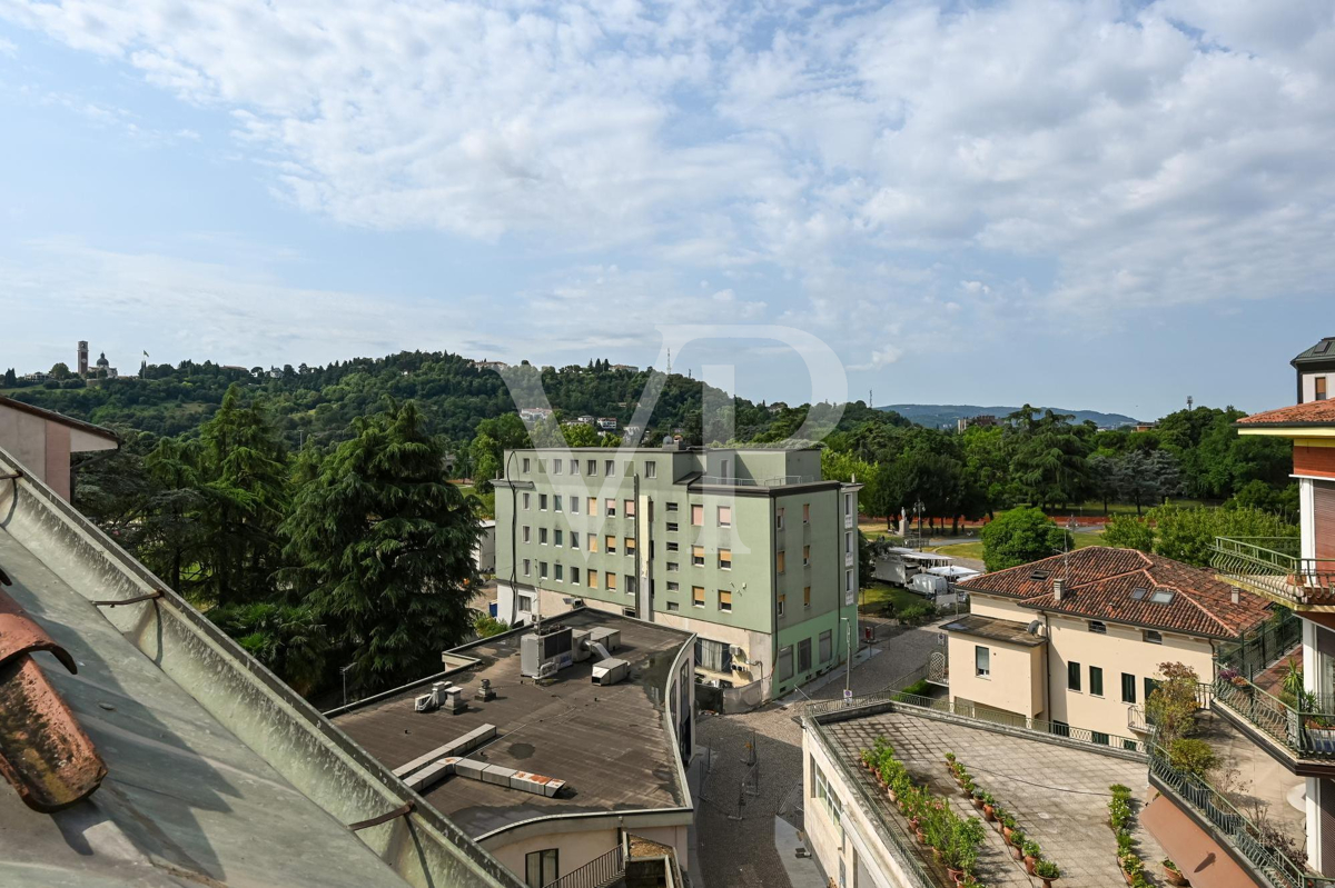 Raffinement et confort dans le centre de Vicenza :
Penthouse avec potentiel de luxe