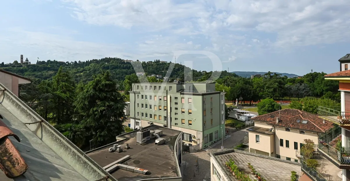 Refinamiento y confort en el centro de Vicenza:
Ático con Potencial de Lujo