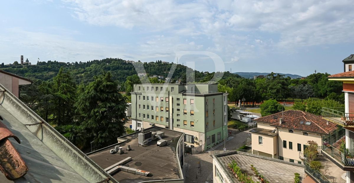 Refinement and Comfort in the Center of Vicenza:
Penthouse with Luxury Potential