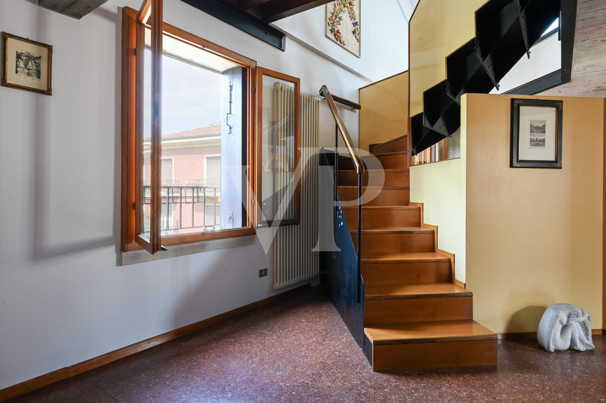 Refinement and Comfort in the Center of Vicenza:
Penthouse with Luxury Potential