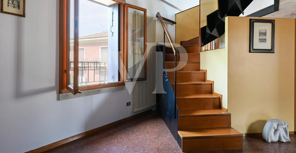 Refinamiento y confort en el centro de Vicenza:
Ático con Potencial de Lujo