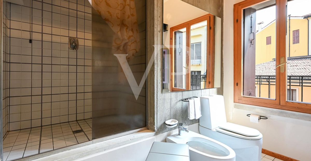 Refinement and Comfort in the Center of Vicenza:
Penthouse with Luxury Potential