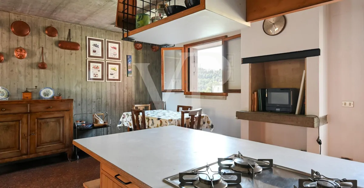 Refinamiento y confort en el centro de Vicenza:
Ático con Potencial de Lujo