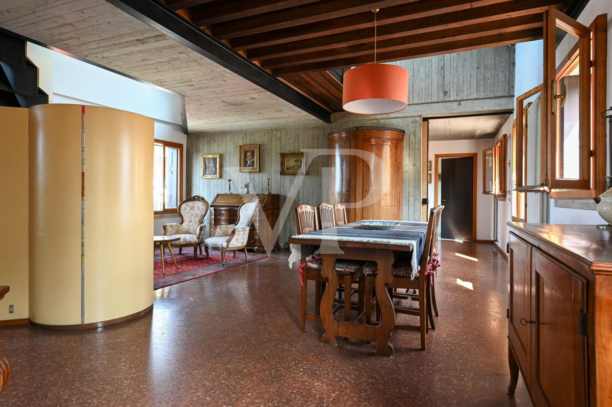 Refinement and Comfort in the Center of Vicenza:
Penthouse with Luxury Potential