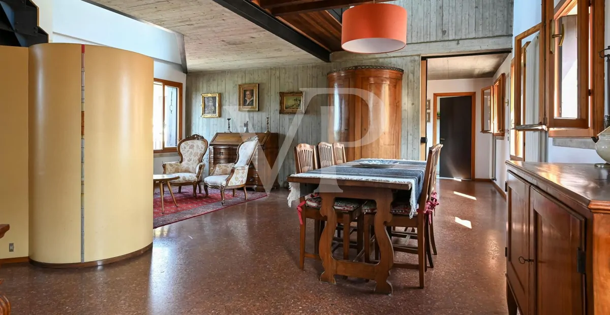 Refinamiento y confort en el centro de Vicenza:
Ático con Potencial de Lujo