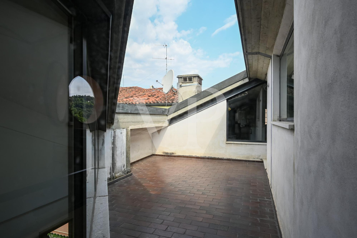 Raffinesse und Komfort im Zentrum von Vicenza:
Penthouse mit Luxuspotenzial