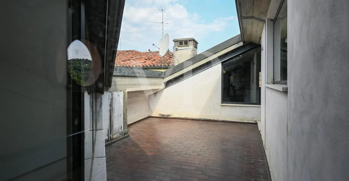 Refinamiento y confort en el centro de Vicenza:
Ático con Potencial de Lujo