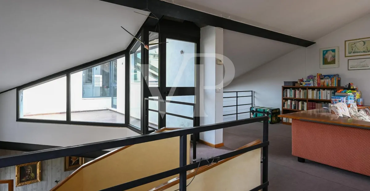 Refinamiento y confort en el centro de Vicenza:
Ático con Potencial de Lujo