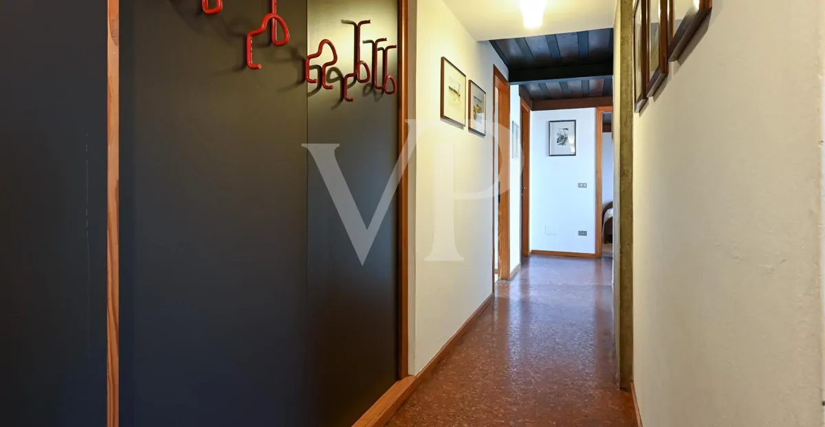 Refinamiento y confort en el centro de Vicenza:
Ático con Potencial de Lujo