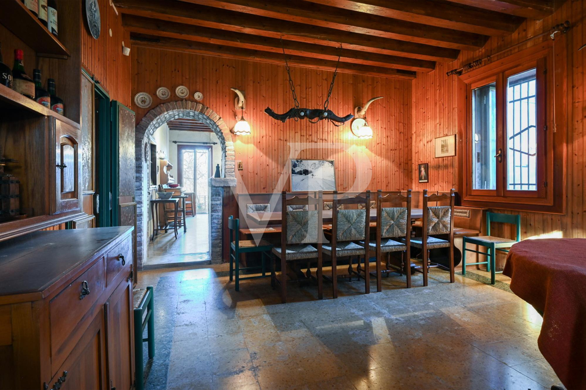 La casa della nobile famiglia dei conti Velo.
Casa colonica storica con  volumi e potenzialità straordinarie