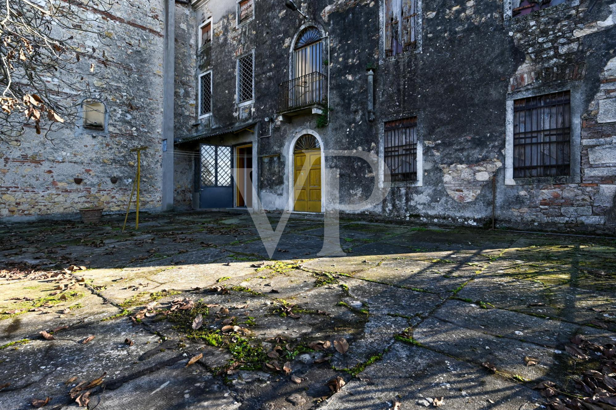 La casa della nobile famiglia dei conti Velo.
Casa colonica storica con  volumi e potenzialità straordinarie