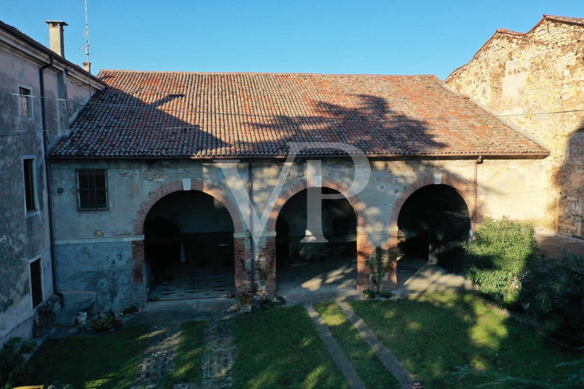 La casa della nobile famiglia dei conti Velo.
Casa colonica storica con  volumi e potenzialità straordinarie