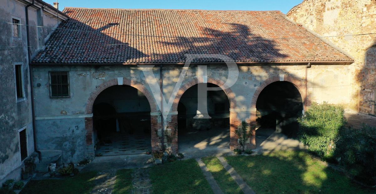 Historisches Bauernhaus mit großem Volumen und außergewöhnlichem Potenzial
