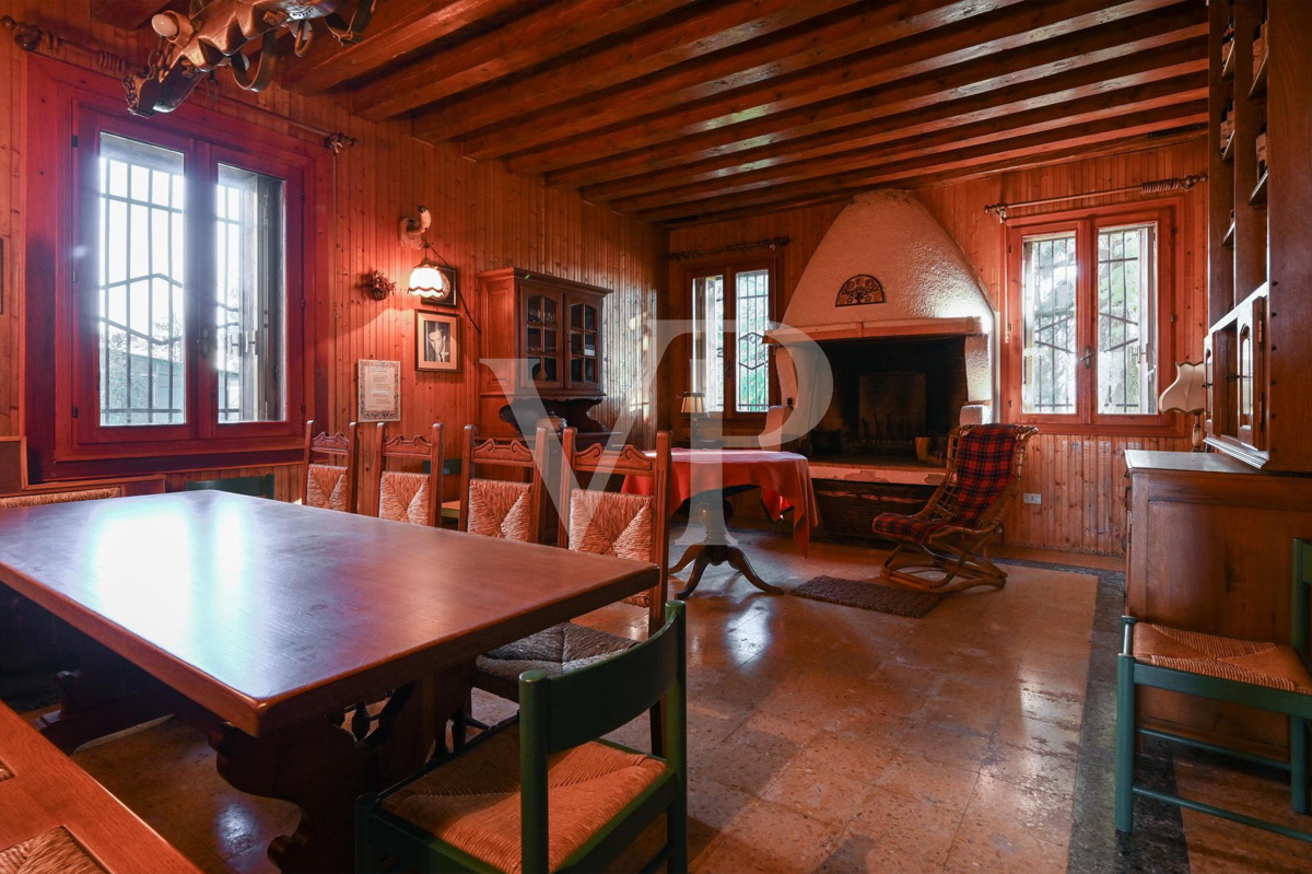 La casa della nobile famiglia dei conti Velo.
Casa colonica storica con  volumi e potenzialità straordinarie