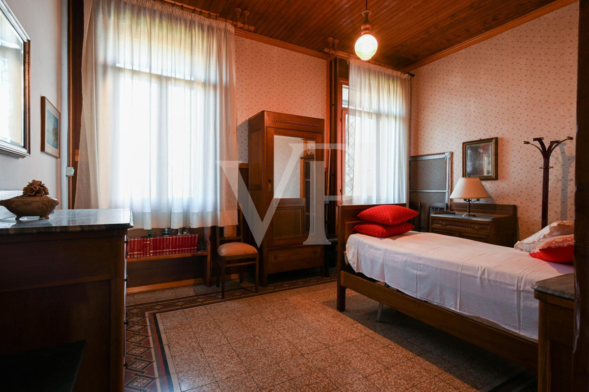 La casa della nobile famiglia dei conti Velo.
Casa colonica storica con  volumi e potenzialità straordinarie