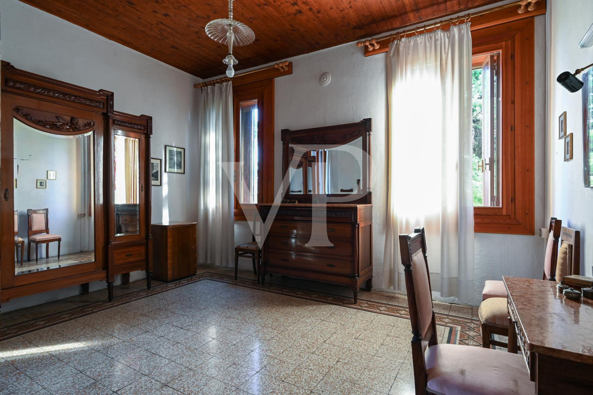 La casa della nobile famiglia dei conti Velo.
Casa colonica storica con  volumi e potenzialità straordinarie
