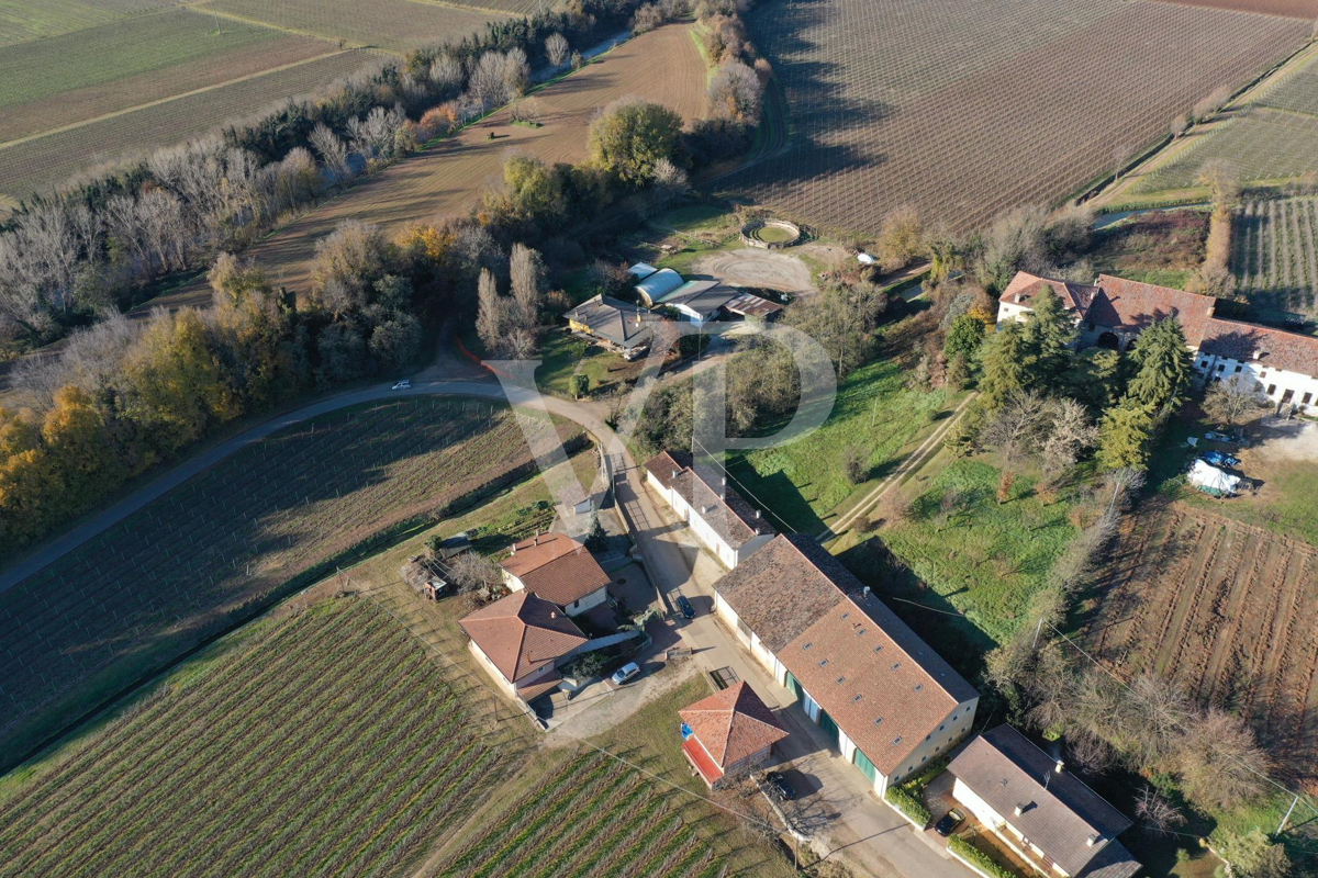 La casa della nobile famiglia dei conti Velo.
Casa colonica storica con  volumi e potenzialità straordinarie